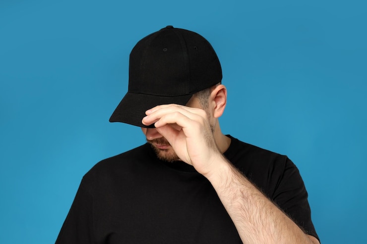 Foto ein junger mann mit schwarzem t-shirt und mütze