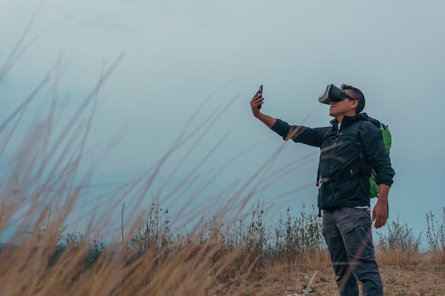 Ein junger Mann mit VR-Headset erkundet die Natur