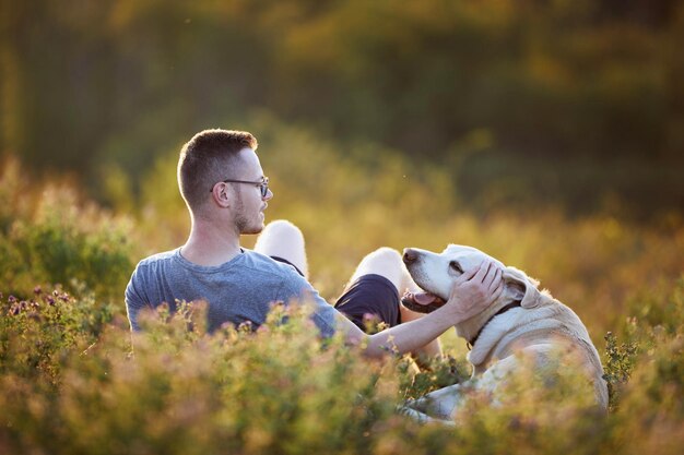 Foto ein junger mann sitzt auf dem feld