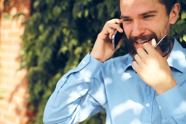 Foto ein junger mann spricht am telefon.