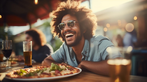 Ein junger Mann steht vor einer Pizza an einem Tisch in einer Pizzeria