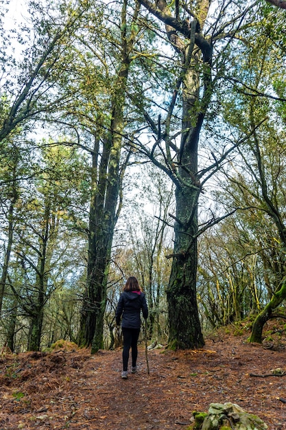 Ein junger Mann Trekking auf dem Berg Arno in der Gemeinde Mutriku im spanischen Baskenland Gipuzkoa