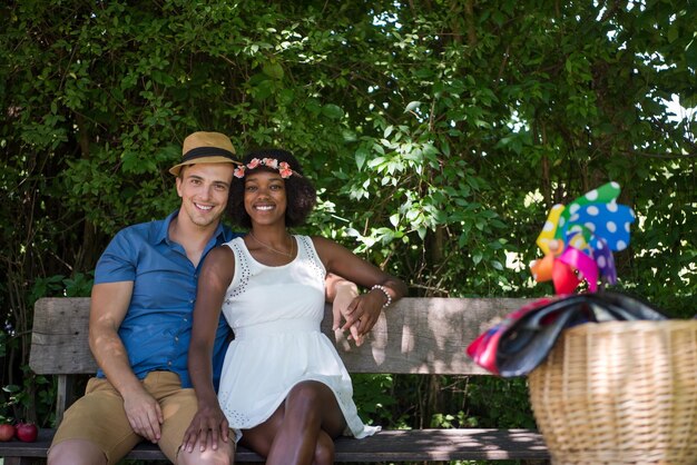 ein junger Mann und ein schönes afroamerikanisches Mädchen, das an einem sonnigen Sommertag eine Radtour in der Natur genießt