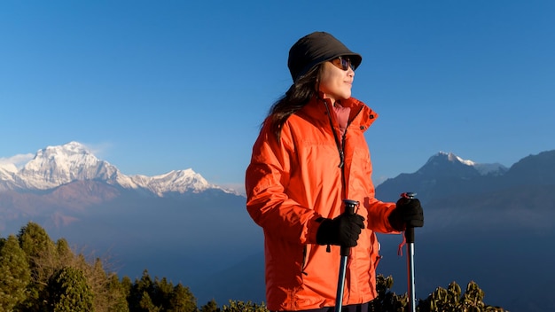 Ein junger Reisender beim Trekking am Aussichtspunkt Poon Hill in Ghorepani Nepalx9xA