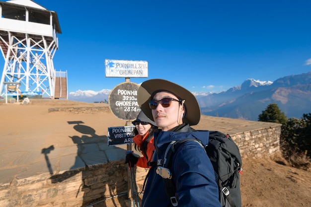 Ein junger Reisender, der am Aussichtspunkt Poon Hill in Ghorepani, Nepal, wandert