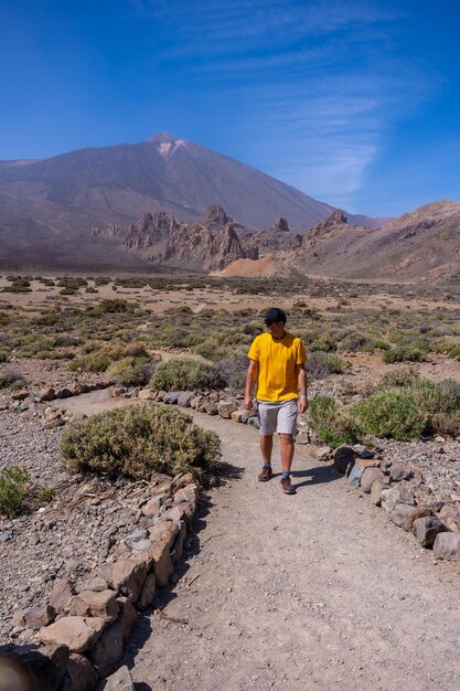 Ein junger Tourist auf dem Vulkantrekkingpfad am Aussichtspunkt Llano de Ucanca im Naturpark Teide auf den Kanarischen Inseln Teneriffas