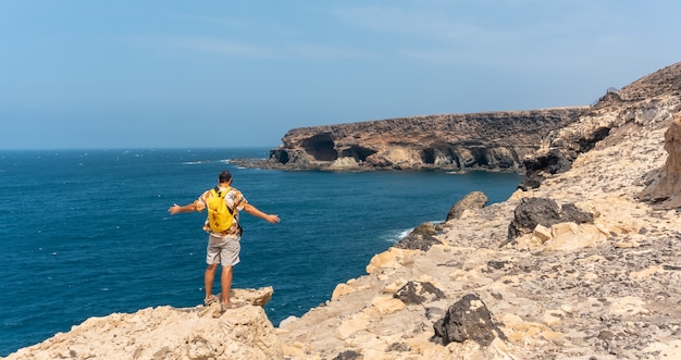 Ein junger Tourist auf dem Weg zu den Höhlen von Ajuy, Pajara, Westküste der Insel Fuerteventura, Kanarische Inseln. Spanien