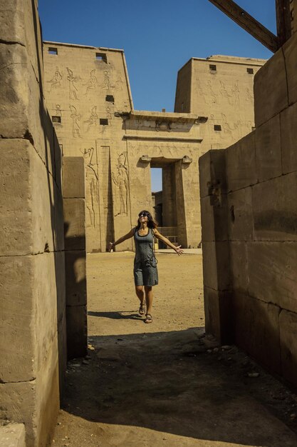Ein junger Tourist, der am wunderschönen Edfu-Tempel in der Nähe des Nils in Ägypten ankommt