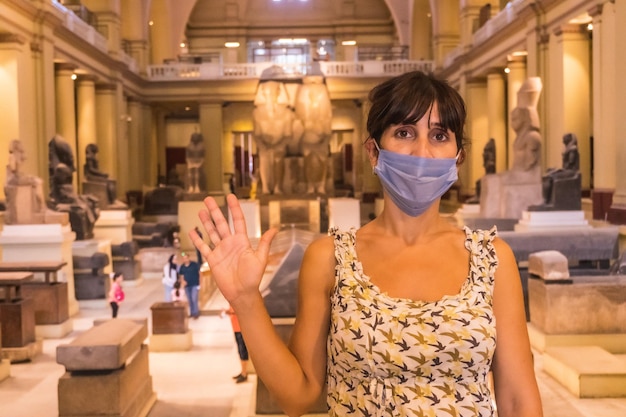 Ein junger tourist, der das ägyptische museum in kairo besucht