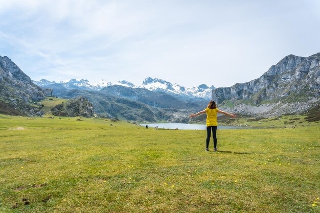 Ein junger Tourist, der den See Ercina in den Seen von Covadonga, Asturien, Spanien, besucht