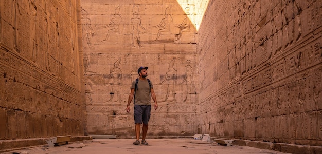 Ein junger Tourist, der den wunderschönen Tempel von Edfu in der Stadt Edfu Ägypten besucht