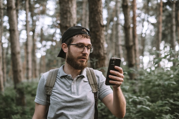 Ein junger Tourist im Wald