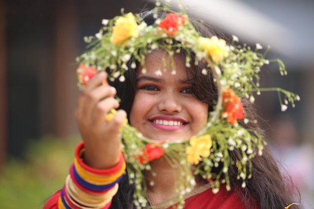 Ein junges bengalisches Mädchen wird anlässlich des Frühlingsfestes mit Blumen geschmückt