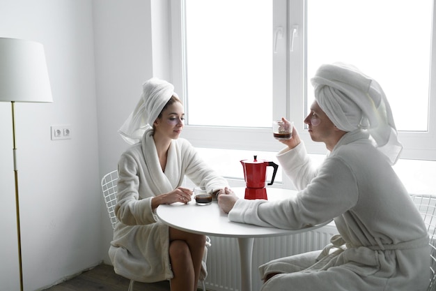 Foto ein junges liebespaar sitzt an einem tisch, trinkt kaffee und genießt die zeit, die sie miteinander verbringen.