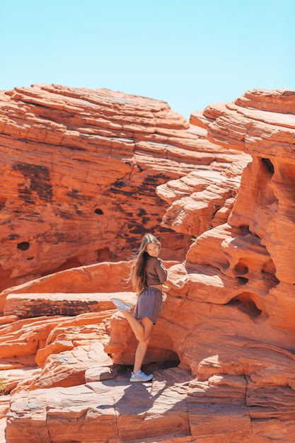 Ein junges Mädchen auf einem Weg im Fire Valley in Utah