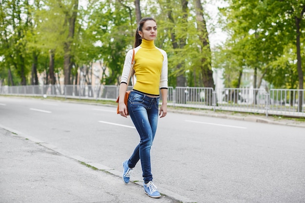 Ein junges Mädchen geht die Straße entlang