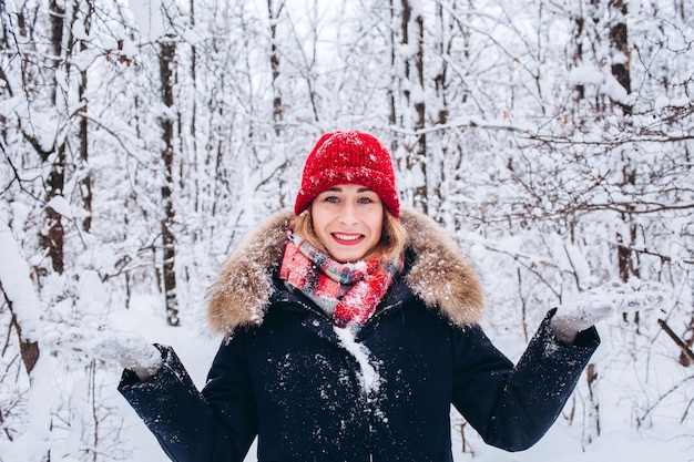 Ein junges Mädchen geht in einem verschneiten Winterwald