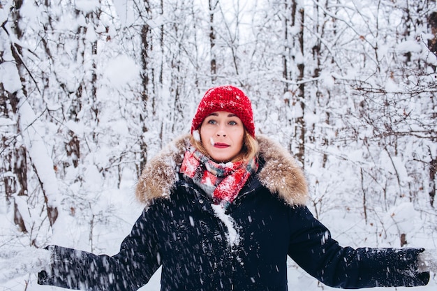 Ein junges Mädchen geht in einem verschneiten Winterwald