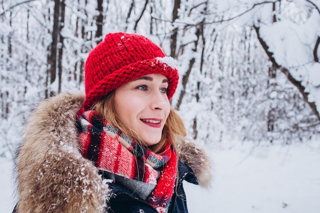 Ein junges Mädchen geht in einem verschneiten Winterwald
