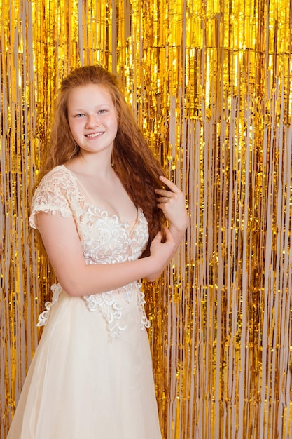 Ein junges Mädchen in einem eleganten Kleid auf goldenem Grund