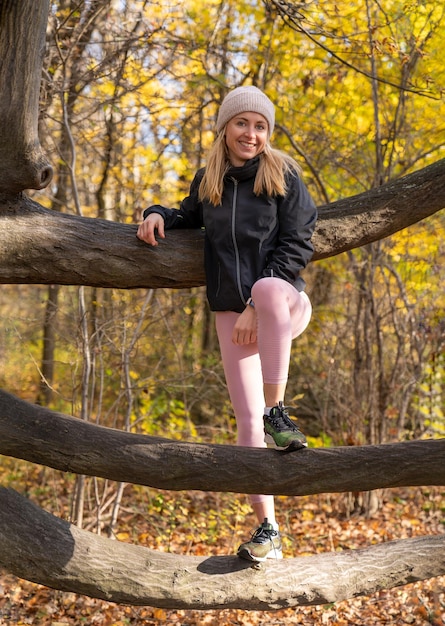 Ein junges Mädchen in einer Sportuniform Sport Joggen im Herbstpark Gelbes Laub Aktiver Lebensstil Mensch und Natur Gesunder Lebensstil Laufen