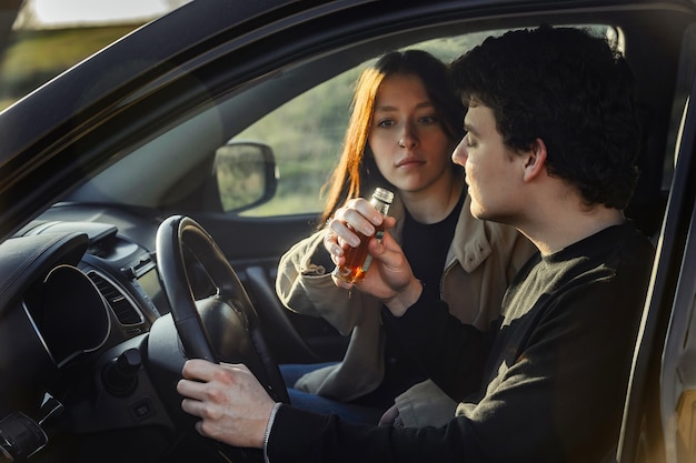 Ein junges Mädchen lässt ihren Freund beim Autofahren keinen Alkohol trinken