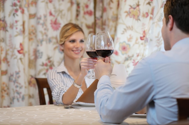 Ein junges Paar beim romantischen Abendessen in einem Restaurant