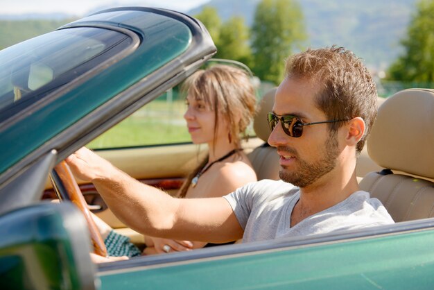 Ein junges Paar in einem Cabrio