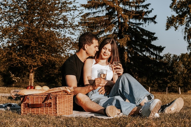 Ein junges Paar macht ein Picknick im Park