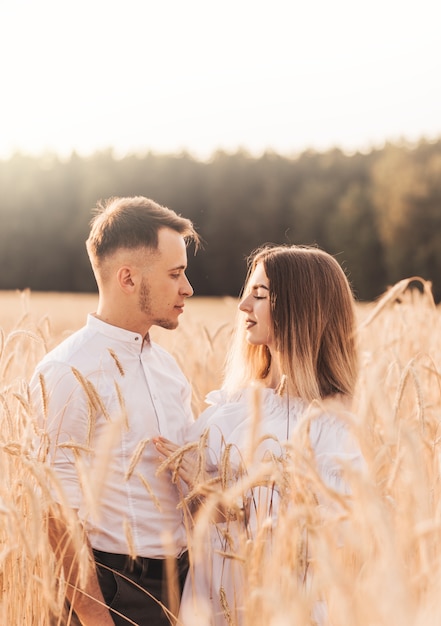 Ein junges Paar, Mann und Frau umarmen sich im Sommer mit Zärtlichkeit in der Natur. Liebhaber