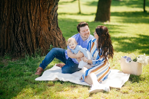 Ein junges Paar mit einer kleinen Tochter bei einem Picknick im Park