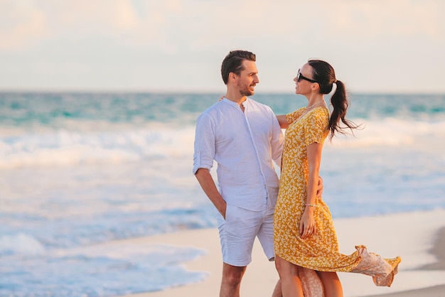 Ein junges Paar verbringt Zeit zusammen am Strand