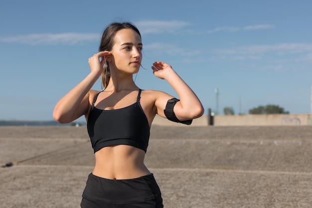 Ein junges, schlankes, athletisches Mädchen in Sportbekleidung mit Schlangenhautdrucken führt eine Reihe von Übungen durch Fitness und gesunder Lebensstil