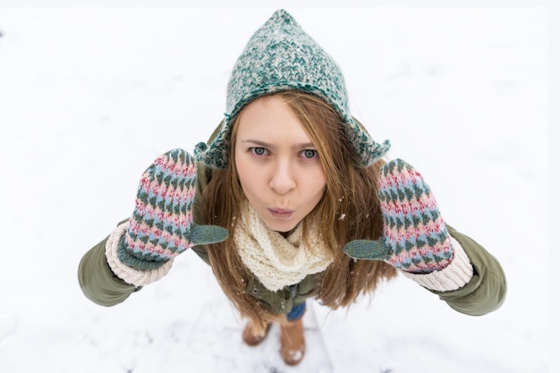 Foto ein junges schönes mädchen mit langen blonden haaren genießt den ersten schnee