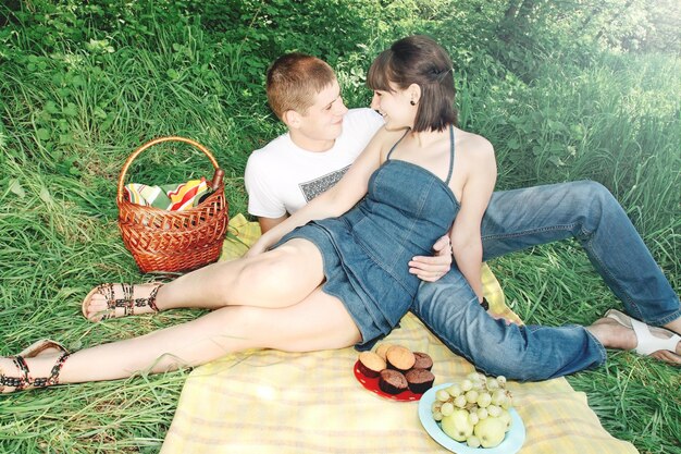 Ein junges, schönes Paar beim Picknick