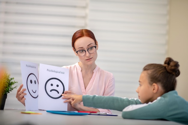 Foto ein junges schulmädchen, das individuell mit ihrem lehrer arbeitet