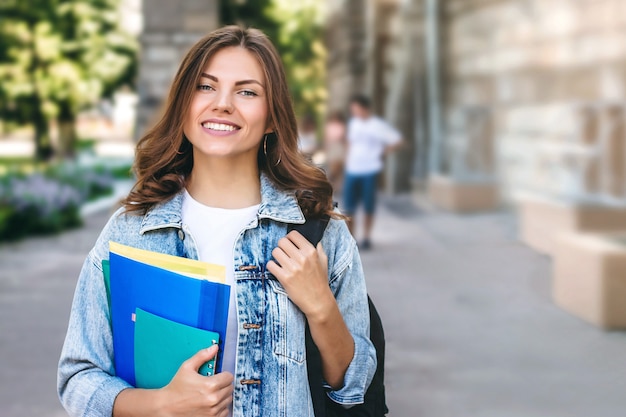Ein junges Studentenmädchen lächelt