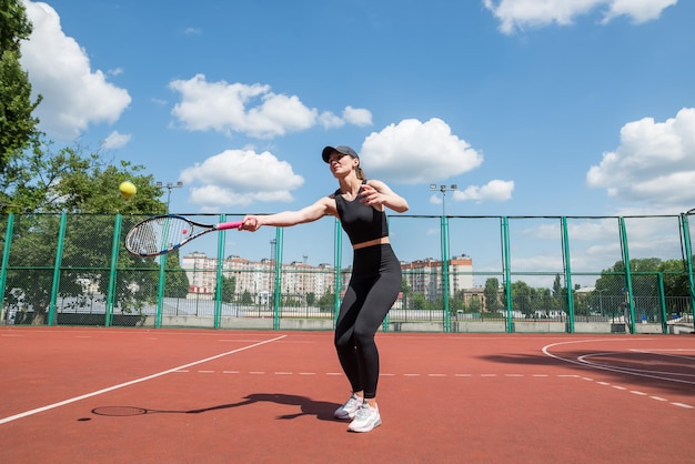 Ein junges Tennis-Mädchen spielt an der Wand, ein professioneller Sport.