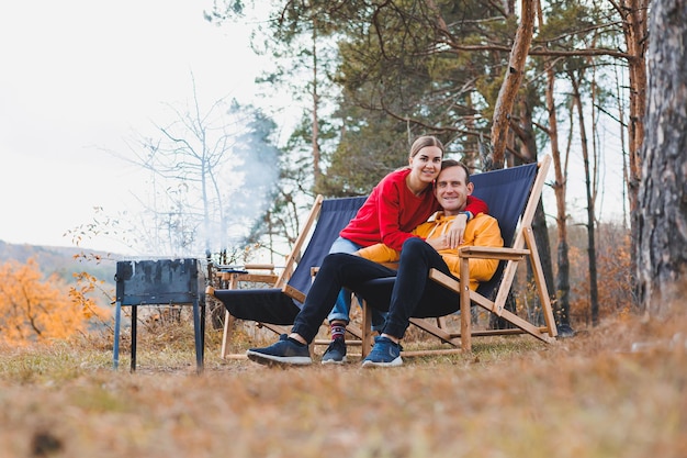 Ein junges verliebtes Paar grillt in der Natur. Familienerholung in der Natur