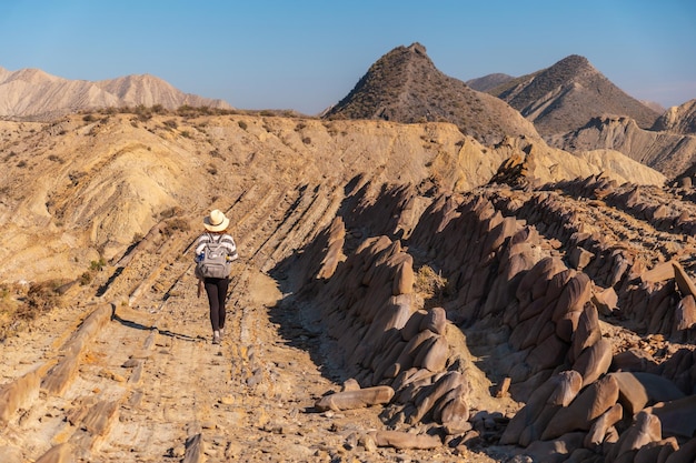 Ein junges Wandermädchen mit Hut, das die Landschaften von Colas de Dragon Almeria besucht