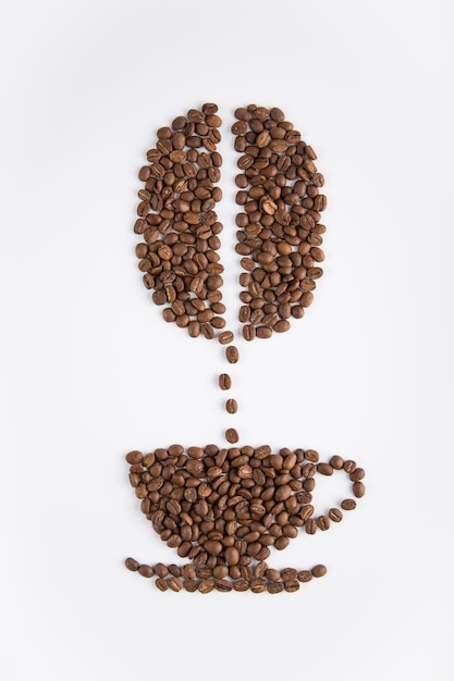 ein Kaffeetassenmuster aus echten Kaffeebohnen