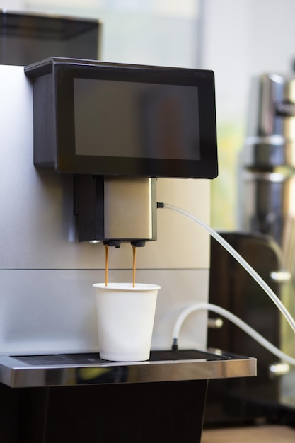 Ein Kaffeevollautomat bereitet köstlich duftenden Kaffee zu