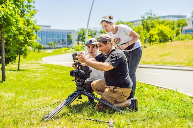 Ein Kameramann bespricht den Drehvorgang mit einem Regisseur und einem Kameramann.
