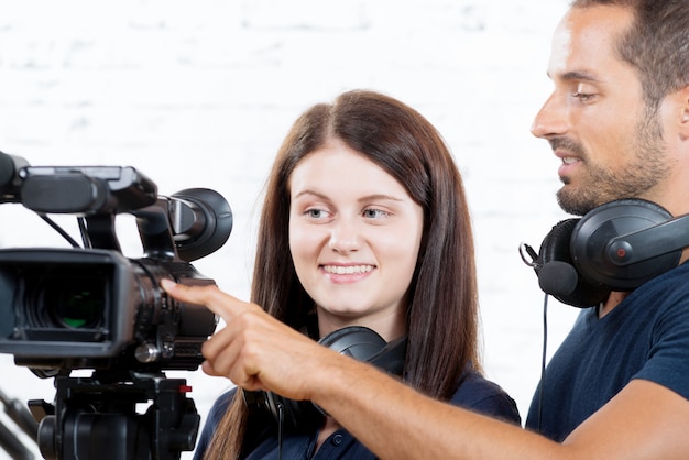 Ein Kameramann und eine junge Frau mit einer Filmkamera