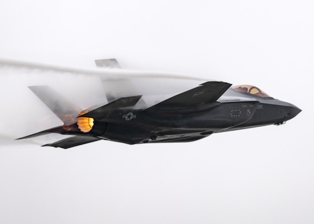 Ein Kampfjet mit den Buchstaben f - 16 darauf