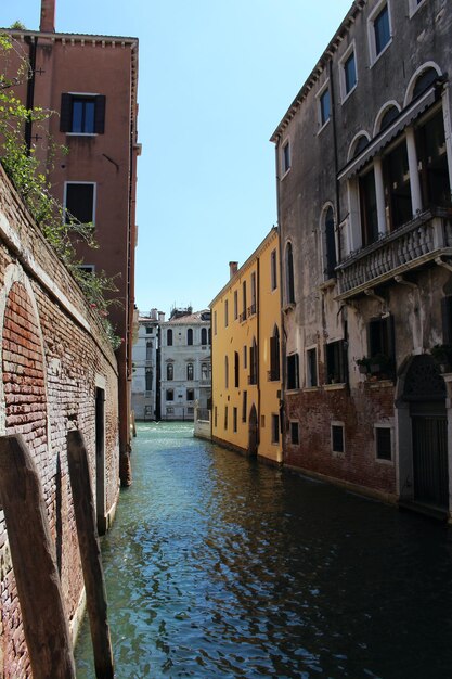 Ein Kanal in Venedig mit einem Gebäude im Hintergrund
