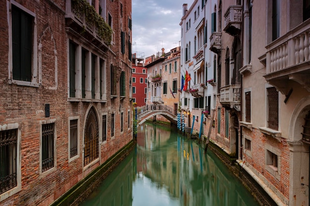 Ein Kanal in Venedig mit einer Brücke im Hintergrund