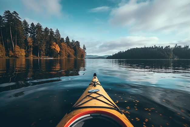 Ein Kanu fährt auf dem See