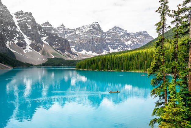 Ein Kanu im schönen Moraine See Kanada