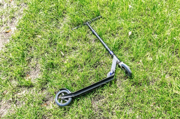 Foto ein kaputter roller wird auf das gras neben einem waldweg geworfen handrollerunfall